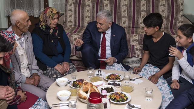 Başbakan Yıldırım vatandaşın evinde iftar yaptı