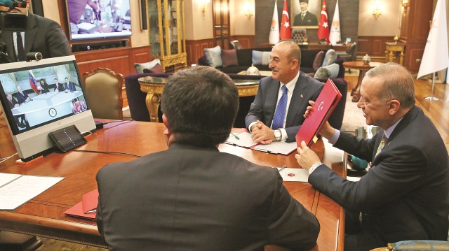 Cumhurbaşkanı Recep Tayyip Erdoğan, Venezuela Devlet Başkanı Nicolas Maduro ile telekonferans yöntemiyle görüştü. İki ülke arasında anlaşma imzalanan görüşmede, Dışişleri Bakanı Mevlüt Çavuşoğlu ile Ekonomi Bakanı Nihat Zeybekci de yer aldı.