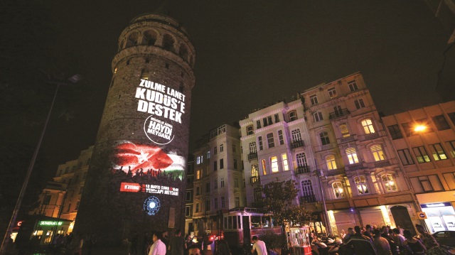 Yenikapı’da düzenlenecek dev mitingin afişi dün akşam İstanbul’daki Galata Kulesi’ne ışıklı olarak yansıtıldı. Video mapping yöntemiyle saat 03.00’e kadar Galata Kulesi’ne yansıtılan afişle, dev miting vatandaşlara duyuruldu.