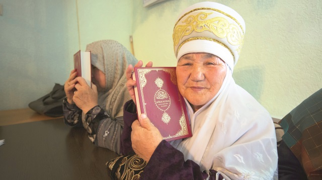 Diyanet, 10 bin Kırgızca mealli Kur'an-ı Kerim dağıttı.