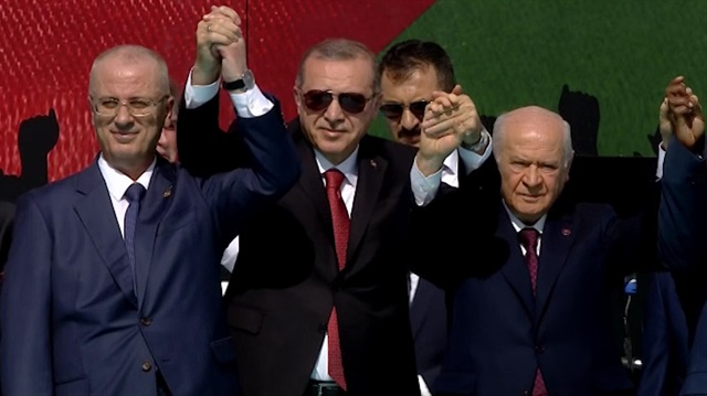 Cumhurbaşkanı Erdoğan ve Bahçeli el ele mitinge katılanları selamladı