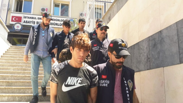 Fatih'te bir parka gelen Afganistan uyruklu 5 şüpheli de gözaltına alındı. 