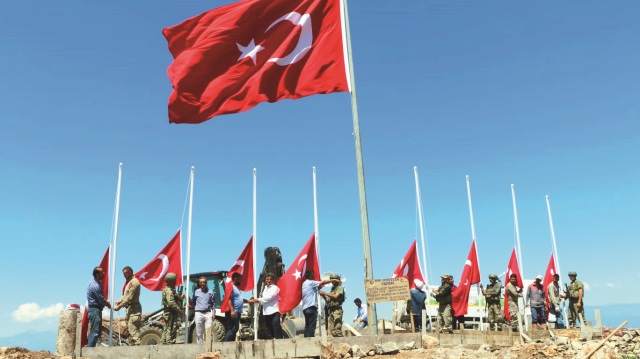 9 askerin şehit düştüğü Şehitler Tepesi'ne Hassa Belediyesi tarafından 9 Türk bayrağı dikildi.