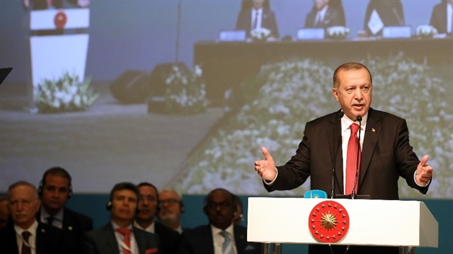Cumhurbaşkanı Erdoğan, İİT Kudüs zirvesinin kapanış konuşmasını gerçekleştirirken.