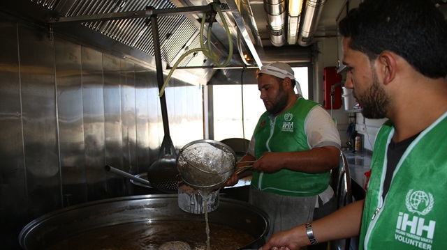 "الإغاثة التركية" تقدم إفطارا لـ50 ألف صائم في سوريا يوميا بـ"المطابخ المتنقلة"