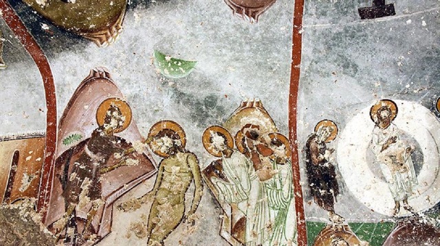 Milas'ta bir kayaya resmedilen dini motifler ve figürler turistlerin ilgi odağı oldu.
