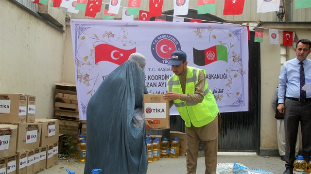 "تيكا" التركية توزع مساعدات رمضانية للمحتاجين في أفغانستان