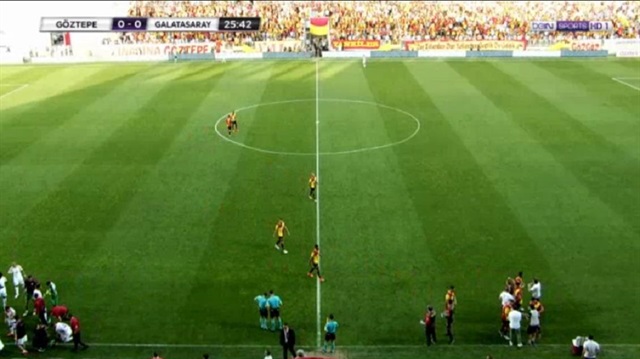 Diğer futbolcular su içerken Demba Ba orta sahada maçın devam etmesini bekledi. (Görüntü Bein Sports'tan alınmıştır.)