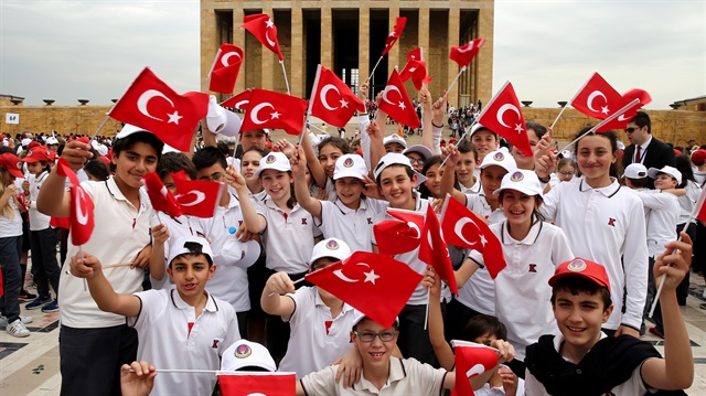 Türkiye'nin dört bir yanından gençler Anıtkabir'de