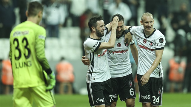 Dusko Tosic, 2017-2018 sezonunda 3 kırmızı kart gördü.