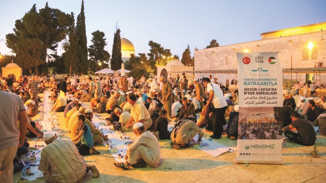 Müslümanların ilk kıblesi olan Mescid-i Aksa’da her akşam iftar sofraları kuruluyor.