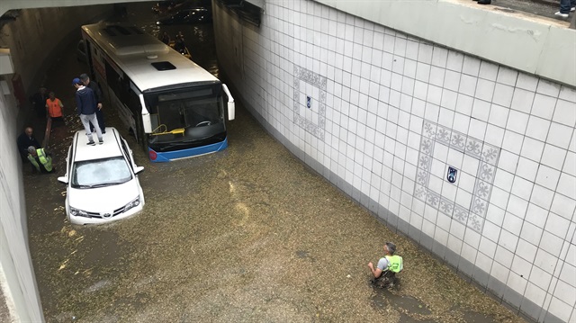 Ankara'da dolu ve kuvvetli yağış su baskınlarına neden oldu. 