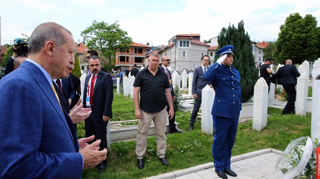 الرئيس التركي يزور قبر علي عزت بيغوفيتش في سراييفو