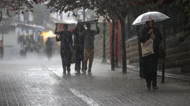 Meteorolojiden bazı bölgelere sağanak yağış uyarısı yapıldı. 