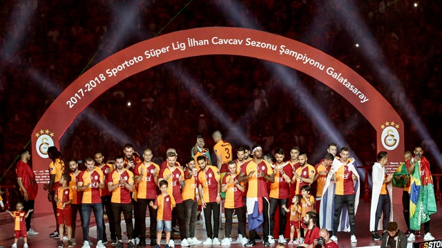Galatasaraylı futbolcular sahneye hangi şarkılarla çıktı?