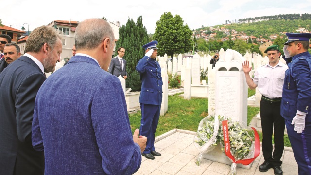 Cumhurbaşkanı Erdoğan, Saraybosna’daki temasları kapsamında, Bosna Hersek’in ilk Cumhurbaşkanı Aliya İzzetbegoviç’in kabrinin de bulunduğu Kovaçi Şehitliği’ni ziyaret etti. 