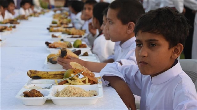 Turkey feeds 600 Pakistani orphans with iftar meals