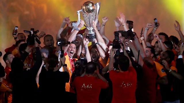 Galatasaray şampiyonluk kupasını, düzenlenen törenle aldı.