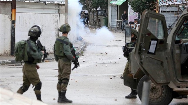 قوة عسكرية إسرائيلية تعتقل طفلا فلسطينيا وسط الضفة الغربية