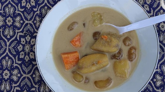 Endonezyalılar yerel dilde ‘’kolak pisang’’ olarak adlandırılan muz çorbası ile başlıyor.