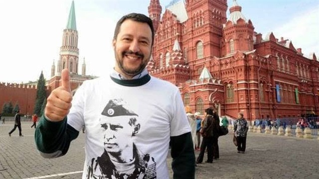 Aşırı sağcı Lig partisinin lideri Matteo Salvini'nin Rusya'da çekildiği bu fotoğraf yeniden gündeme geldi.
