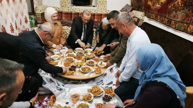 ​Cumhurbaşkanı Recep Tayyip Erdoğan, iftarını Hüseyin Cahit Sargın ailesinin evinde açtı.