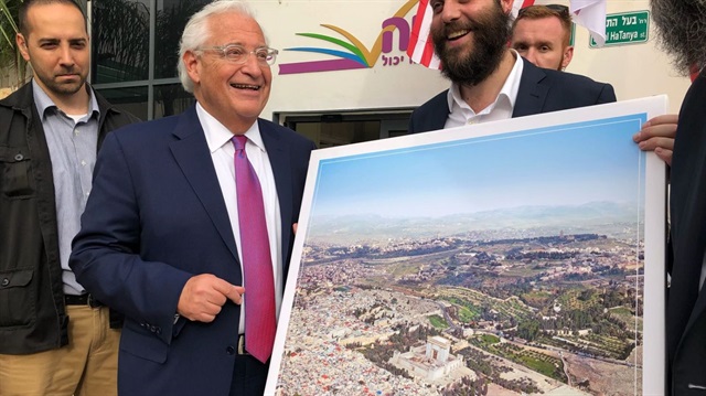 ​ABD'nin İsrail Büyükelçisi David Friedman, Mescid-i Aksa ve Kubbet'us Sahra'nın silindiği fotoğrafın önünde gülerek poz verdi.