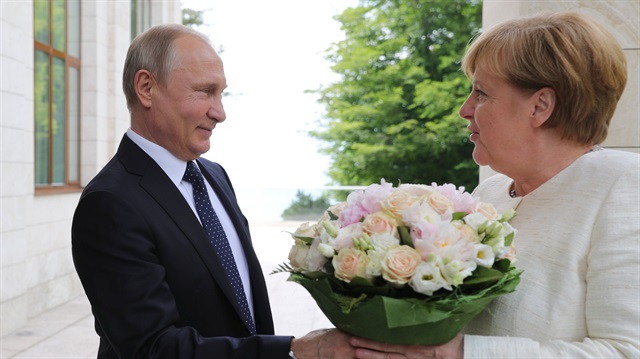 Rusya Devlet Başkanı Putin, ülkesini ziyaret eden Almanya Başbakanı Merkel'e gül buketi vermişti.