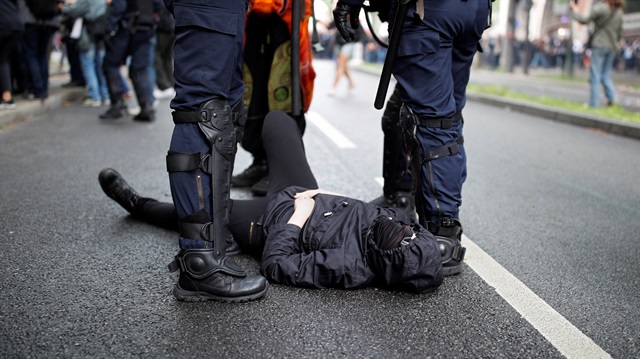 Fransa'da hükümet karşıtı protestolar devam ediyor. Göstericiler, polisin sert müdahalesiyle karşılaşıyor. 