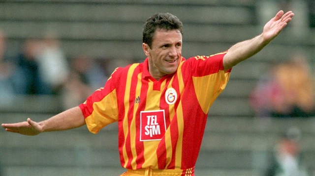 Galatasaray formasıyla efsaneleşen Popescu, kariyerinde Barcelona ve PSV Eindhoven gibi takımlarda forma giydi.