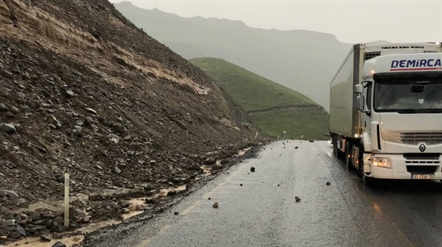 Heyelan Kars-Erzurum karayolunu ulaşıma kapattı