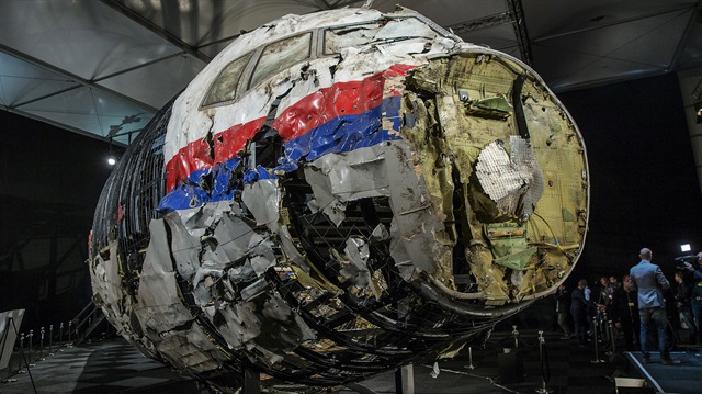 Malezya Hava Yolları'na ait MH17 sefer nolu uçak, 17 Temmuz 2014 tarihinde Amsterdam Schiphol Havalimanı'ndan Kuala Lumpur Uluslararası Havalimanı'na giderken Ukrayna yakınlarında düşürülmüştü. 
