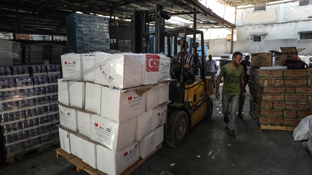 "تيكا" التركية توزّع طرودًا غذائية في مخيّمات "اللاجئين" بغزة