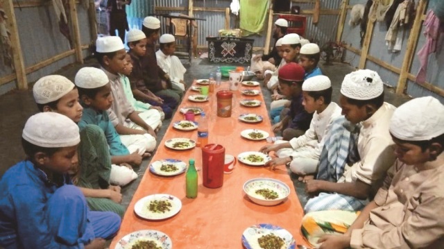 Arakanlı Müslümanların çoğu iftar ve sahurda yemek için sadece pirinç ve su bulabiliyor