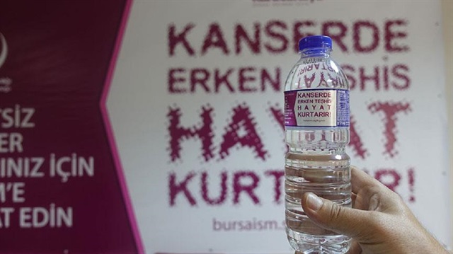 Bursa'da su şişelerinde kanserde erken teşhisin önemine dikkati çeken uyarılar bulunacak.