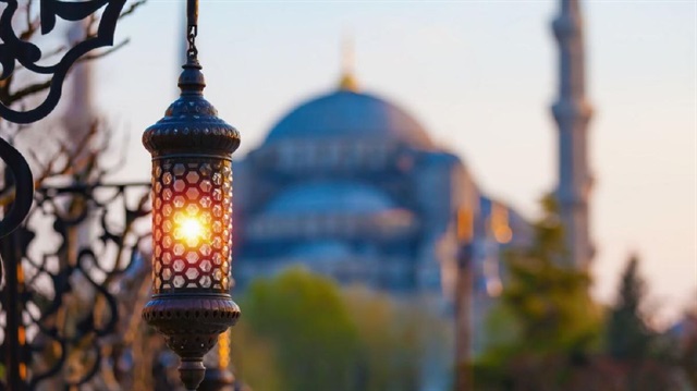 Osmanlı İstanbul'unda Ramazan,  üç aylarla beraber ilk önce evlerde karşılanırdı. 