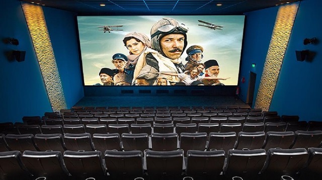 Türkiye'nin ilk uçak tasarımcısı ve üreticisi Vecihi Hürkuş'un hayatını anlatan 'Hürkuş: Göklerdeki Kahraman' filmi bu hafta sinema salonlarında. ​
