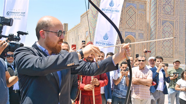 Uluslararası Fetih Kupası’nın ilk okunu Bilal Erdoğan attı. Semerkant Valisi Furkat Rahimov, Erdoğan’a mahalli Özbek kıyafeti giydirdi.