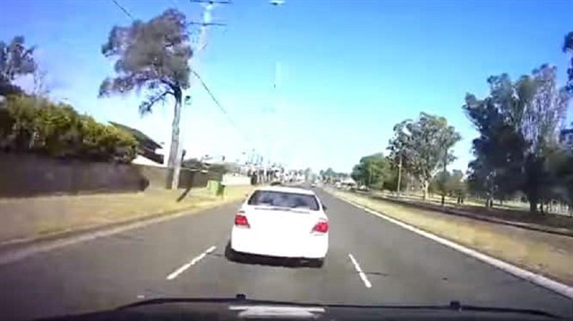 شاهد: سائق مخمور يقود سيارته بسرعة جنونية.. هكذا انتهى به الحال!
