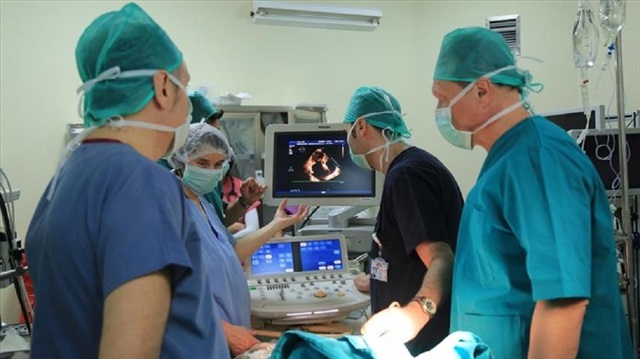 Türkiye'de ilk defa açık kalp ameliyatlarında göğüste 3 santimetrelik kesi ile kalbe ulaşıldı.