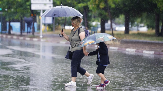 Sağanak yağış vatandaşlara zor anlar yaşattı.