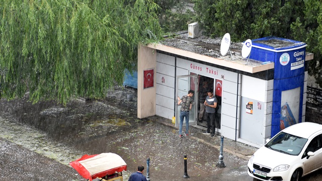 Yaklaşık bir saat süren sağanak ve dolu yağışı hayatı olumsuz etkiledi