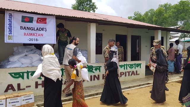 جمعية تركية توزع مساعدات غذائية للروهنغيا في بنغلاديش