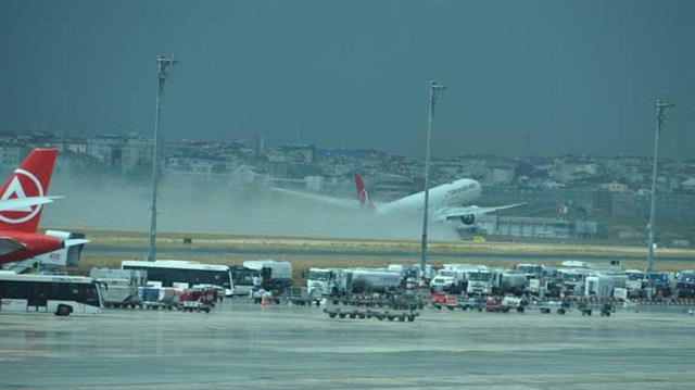 Yağmur bulutları, uçak trafiğini de olumsuz etkiledi.