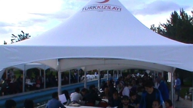 Erzincan Kızılay şubesi çalışanları vatandaşlara iyi hizmet sunmaya çalışıyor.  