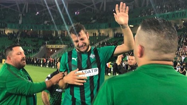 Batuhan Karadeniz kırmızı kart gördüğü maçın sonunda gözyaşlarına hakim olamamıştı.