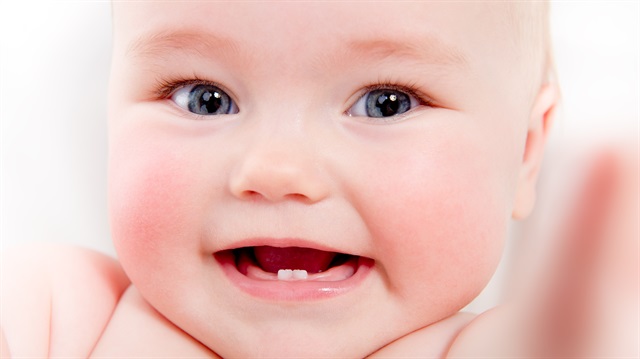 Bebeğinizin dişlerini temizlemek için yumuşak parmak fırçası kullanabilirsiniz.