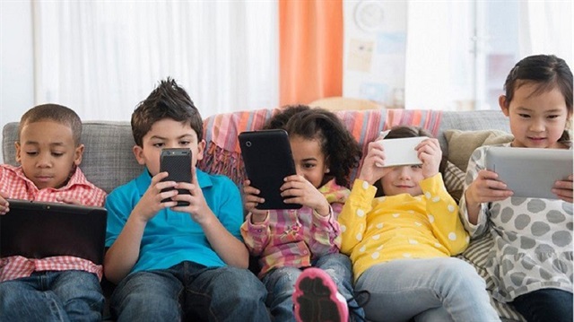  مواقع التواصل الاجتماعي تشجع الأطفال على تناول الوجبات السريعة