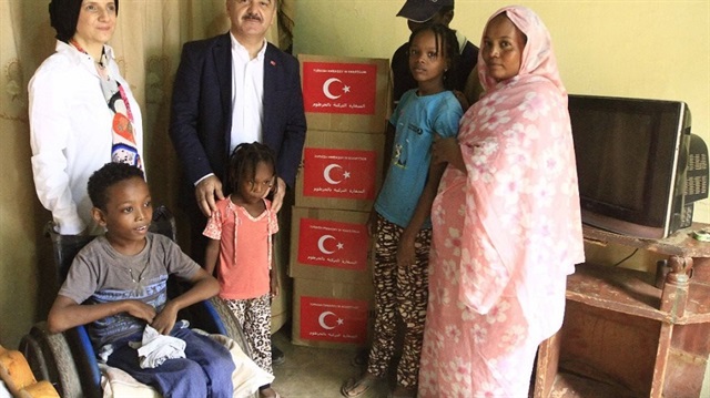 في لفتة إنسانية.. سفير تركيا يواصل دعمه لأسرة مواطن سوداني قعيد