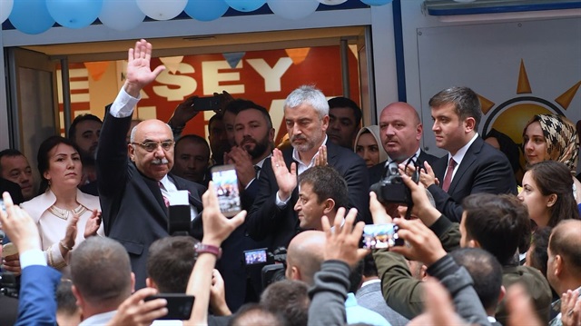 AK Parti Ordu Milletvekili adayları Fatsa'da coşkulu bir kalabalık tarafından karşılandı.